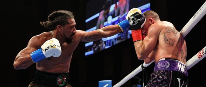 Demetrius Andrade retains WBO middleweight title with gruelling 12-round victory over Liam Williams